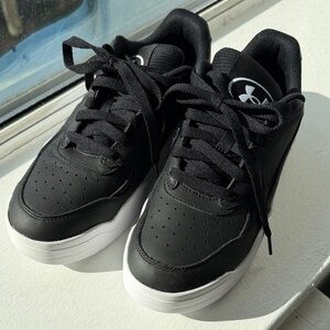 Men’s 7 - Under Armour sneakers - M7 / W8.5 (runs small)